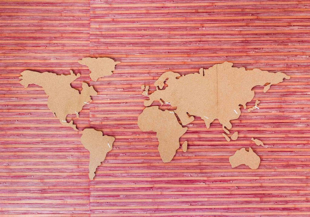 Bild von Weltkarte, Kork auf rotem Hintergrund